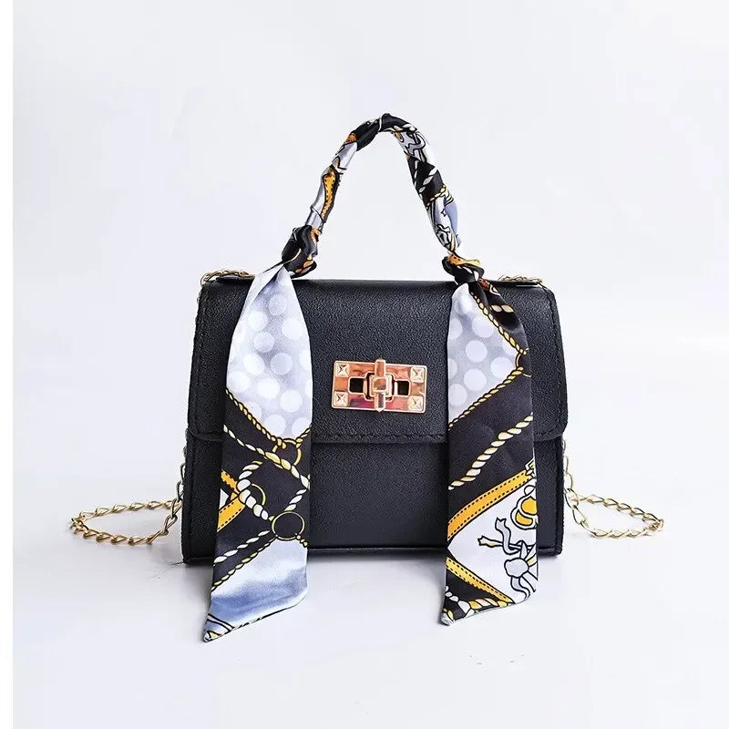 Bolso  marrón con pañuelo