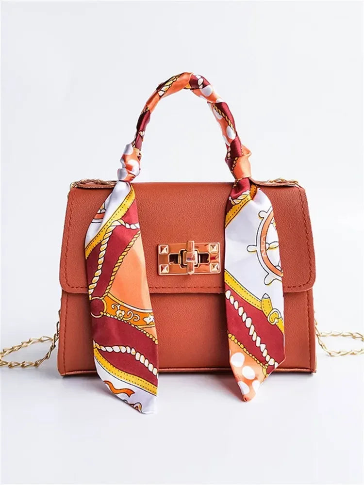 Bolso  marrón con pañuelo